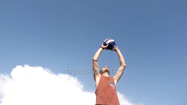 Homem jogando jogo de bola de vôlei sob o céu azul . — Vídeo de Stock