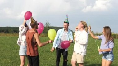 Kamp üzerinde sabun köpüğü üfleme insanların genç groupe.