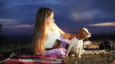 Kadın ve köpek çim üzerinde rahatlatıcı.