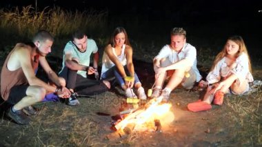 Arkadaşlar kızarmış sarı mısır hazırlanıyor