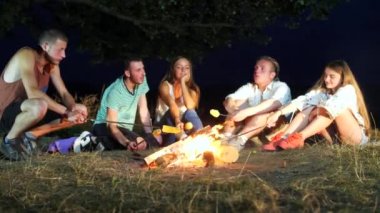 Arkadaşlar kızarmış sarı mısır hazırlanıyor