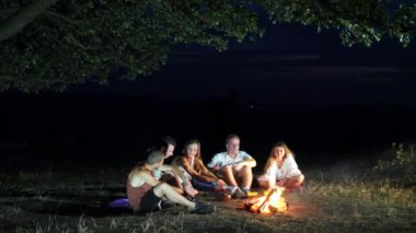 Arkadaşlar kızarmış sarı mısır hazırlanıyor