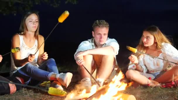 Friends preparing fried yellow corn — Stock Video