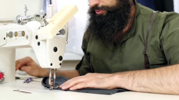 Un tailleur dans un atelier de couture au travail . — Video
