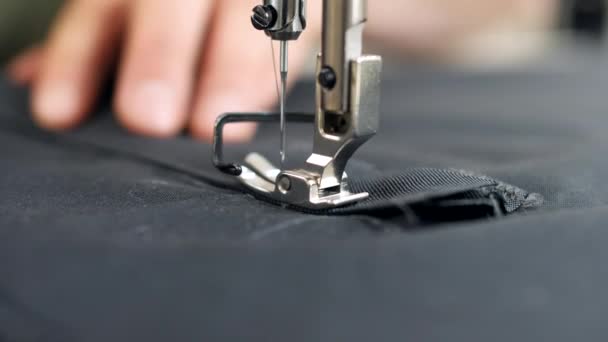 Primer plano. Una máquina de coser en movimiento . — Vídeos de Stock