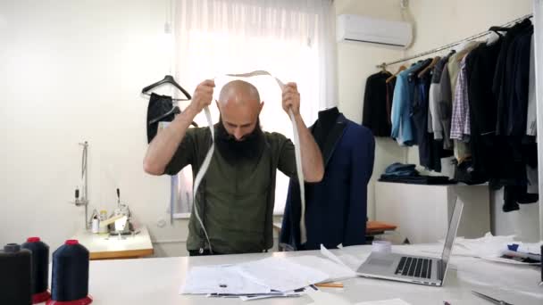 Tailor takes a meter off his neck — Stock Video