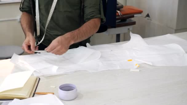 裁缝师用白表测量模板 — 图库视频影像