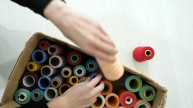 Üstten Görünüm. Eller kutusundan çok renkli spolls alır.