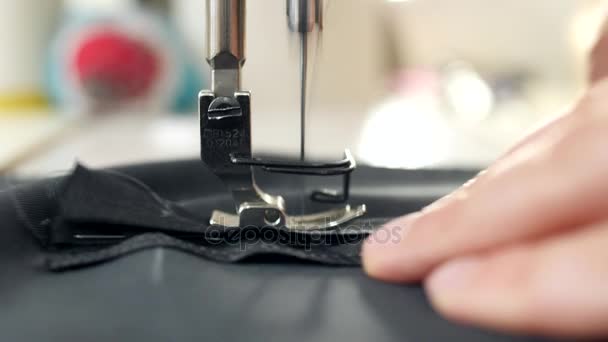 Close-up. Uma máquina de costura em movimento . — Vídeo de Stock