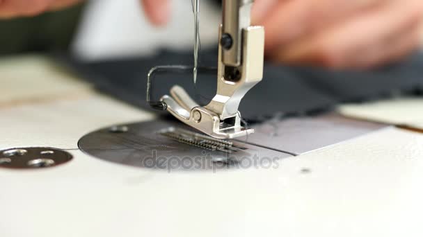 Primer plano. Una máquina de coser en movimiento . — Vídeo de stock