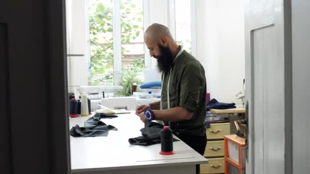 Tailleur travaille avec motif dans son atelier . — Video