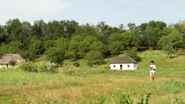Köy üzerinde çalışan güzel Ukraynalı kız.