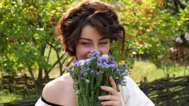 Köy üzerinde çalışan güzel Ukraynalı kız.