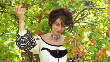 Kız şakacı gizleme ve kartopu dalları üzerinde seyir.