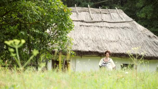 The beautiful ukrainian girl running on village. — Stock Video