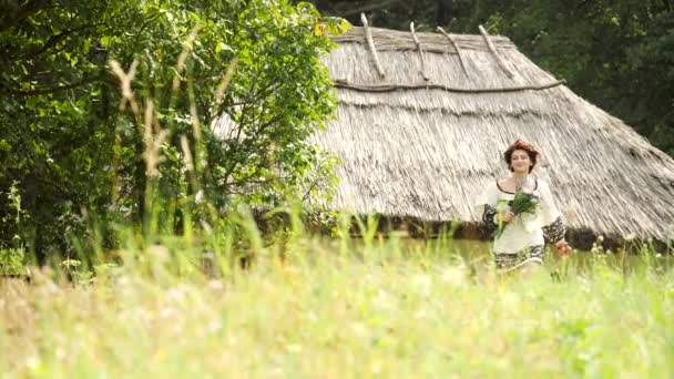 The beautiful ukrainian girl running on village. — Stock Video