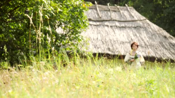 La hermosa chica ucraniana corriendo en la aldea . — Vídeos de Stock