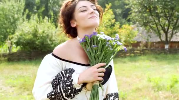 아름 다운 우크라이나 여자 마을에서 실행. — 비디오