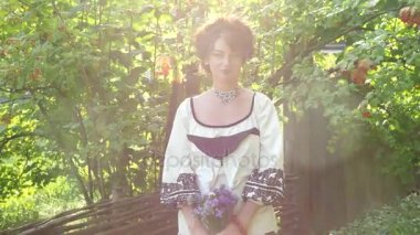 Kameraya poz yapraklara Ukraynalı kız. Ağır çekim