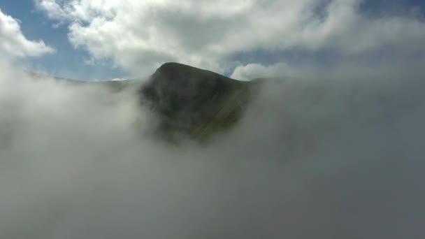 Vue Aérienne. Survoler les hautes montagnes dans de beaux nuages . — Video