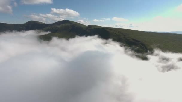 Vlucht over de bergen. Ochtend mist — Stockvideo