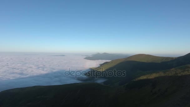 Політ над горами. Ранковий туман — стокове відео