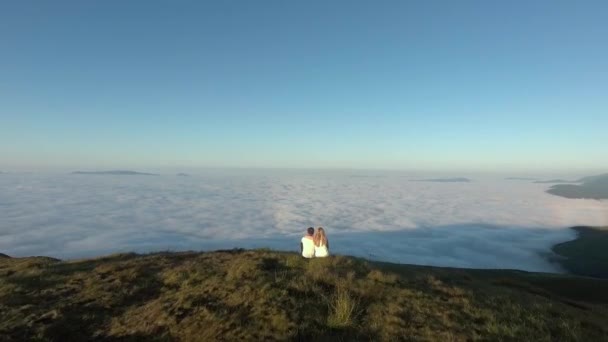 Mladý aktivní pár sezení a při pohledu na pohled v horských — Stock video