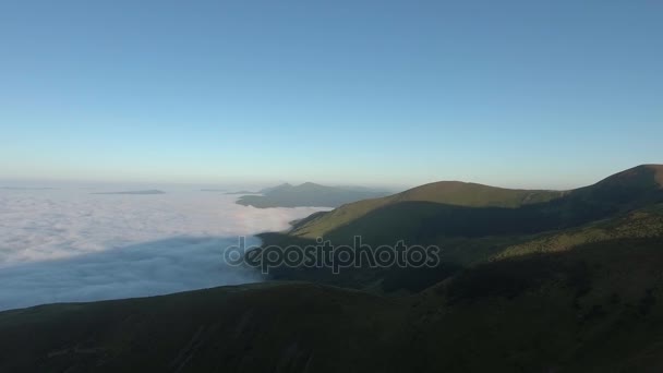 Vlucht over de bergen. Ochtend mist — Stockvideo