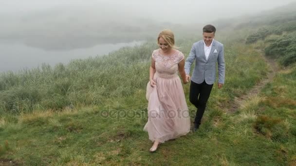Casal amoroso andando na trilha da floresta perto do lago Montanha — Vídeo de Stock