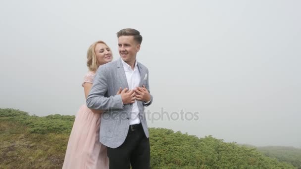 Couple de luxe marchant sur la prairie de montagne sur le fond du brouillard — Video