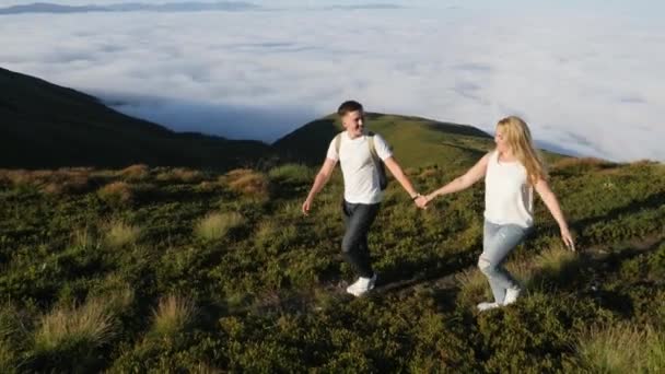 Beau couple marchant dans les montagnes, à l'extérieur . — Video