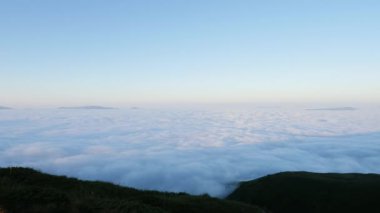 Havadan görünümü: dağlarda sabah sis
