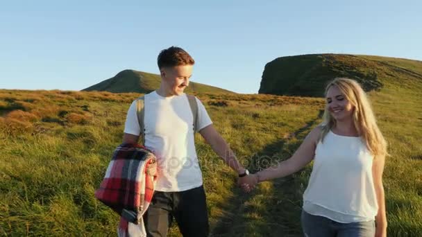 Beau couple marchant et s'embrassant dans les montagnes, à l'extérieur . — Video