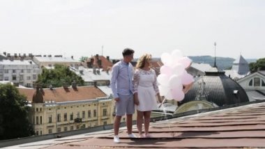 Genç çift salıncakta