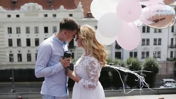 Een paar ballonnen en koffie op het dak.. — Stockvideo