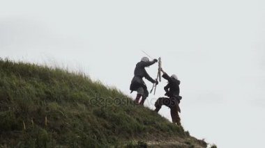İki savaşçı Viking kılıç ve kalkanlar ile savaşıyoruz.