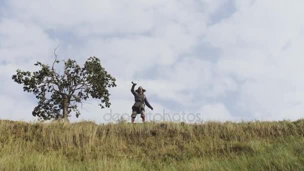 Armeechef bläst ins Horn und inspiriert seine Krieger mit Kampfrede — Stockvideo