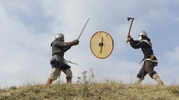 Guerreros medievales de los vikingos están luchando durante el ataque  . — Vídeos de Stock