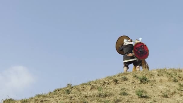 Ortaçağ savaşçı Vikingler saldırı sırasında mücadele ediyoruz . — Stok video