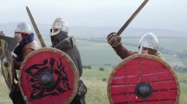 Ortaçağ savaşçı Vikingler saldırı sırasında mücadele ediyoruz .