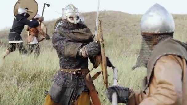 Medeltida krigare av vikingar kämpar under attack . — Stockvideo