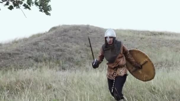 En Viking krigare kastar spjut under en attack. — Stockvideo