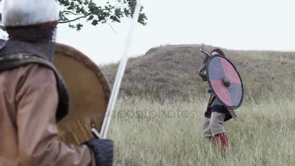 Um guerreiro viking lança uma lança durante um ataque . — Vídeo de Stock