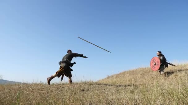 Guerreros Vikingos lanza una lanza en la batalla. Preparándose para la batalla . — Vídeos de Stock