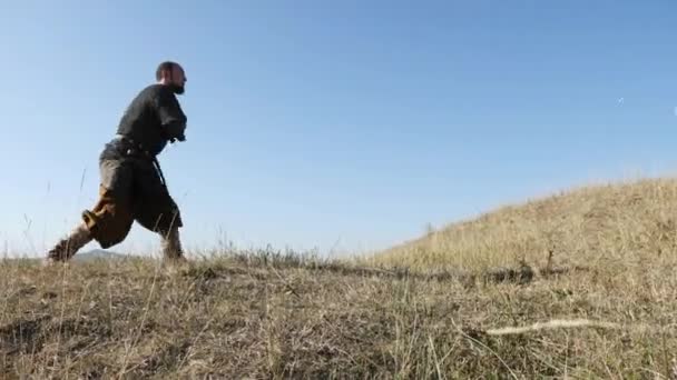 Warriors Vikings throws a spear in the battle. Preparing for battle. — Stock Video