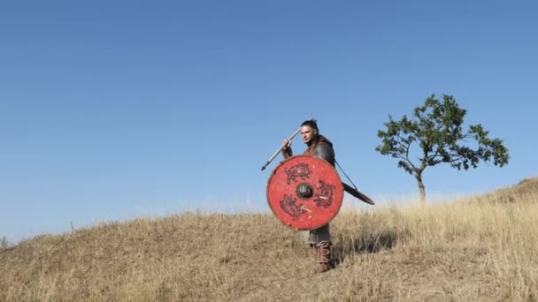 El guerrero vikingo lanza una lanza en la batalla. Preparándose para la batalla . — Vídeo de stock