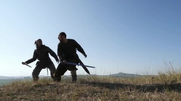Silhouet van twee Viking krijgers vechten met zwaarden — Stockvideo