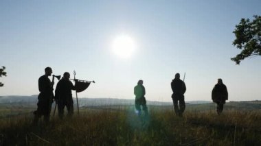 Siluet için savaş kılıç kullanarak pratik bir Viking.