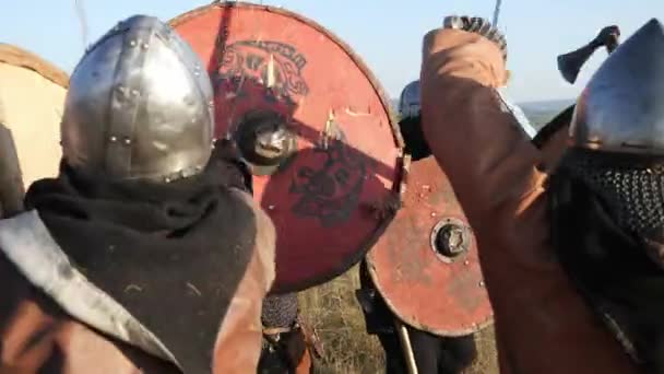 Guerriers médiévaux des Vikings se battent pendant l'attaque. . Gros plan — Video