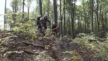 Bir savaşta mücadele için ormanda çalışan Vikingler